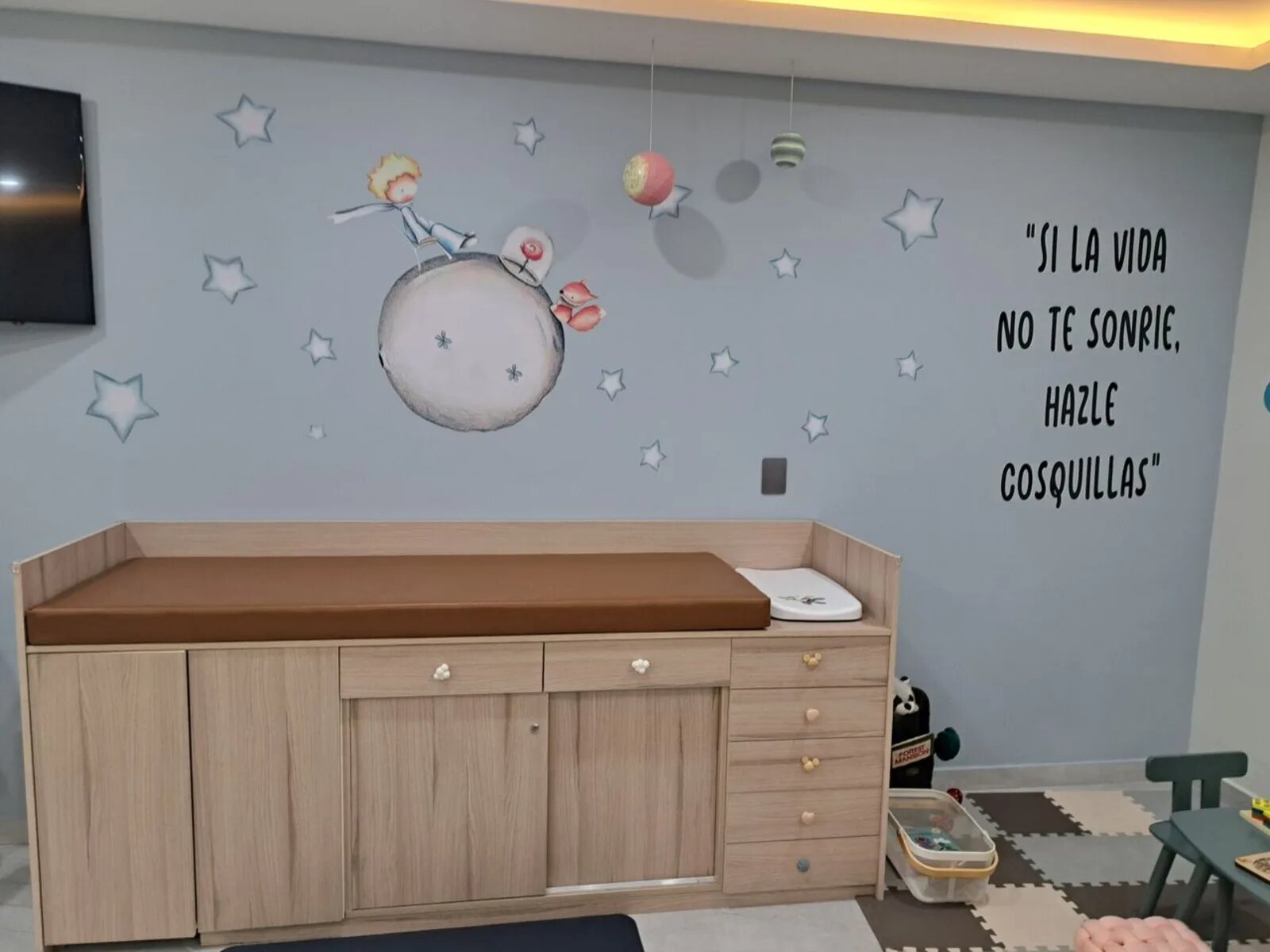 Cambiador del consultorio decorado con mural de El Principito