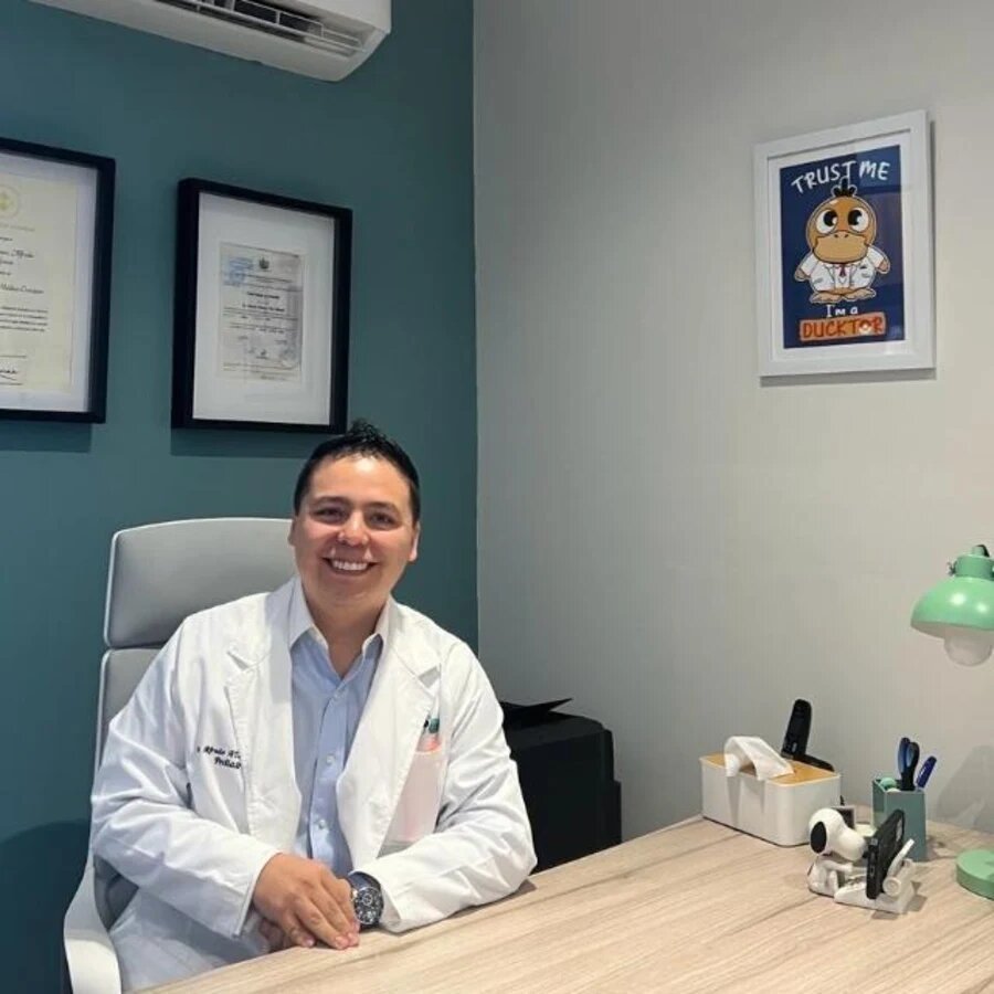 Dr. Alfredo Vázquez en su consultorio — Pediatra en Querétaro